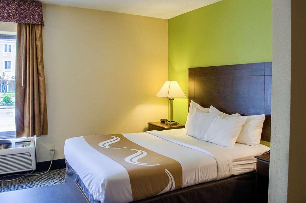 Quality Inn & Suites At Airport Blvd I-65 Мобіл Номер фото